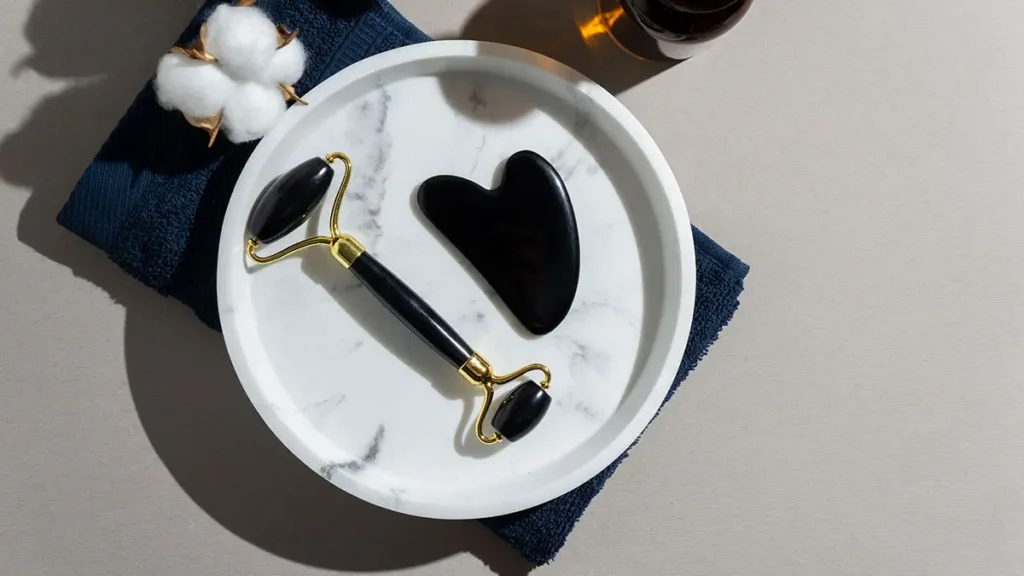 Gua Sha de obsidiana para masaje facial profundo, liberar tensión y tonificar contornos.