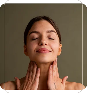 Mujer realizando masaje lifting facial en cuello para mejorar firmeza